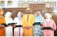 جلالة الملك يسلم جائزة محمد السادس للمتفوقات في برنامج محاربة الأمية بالمساجد