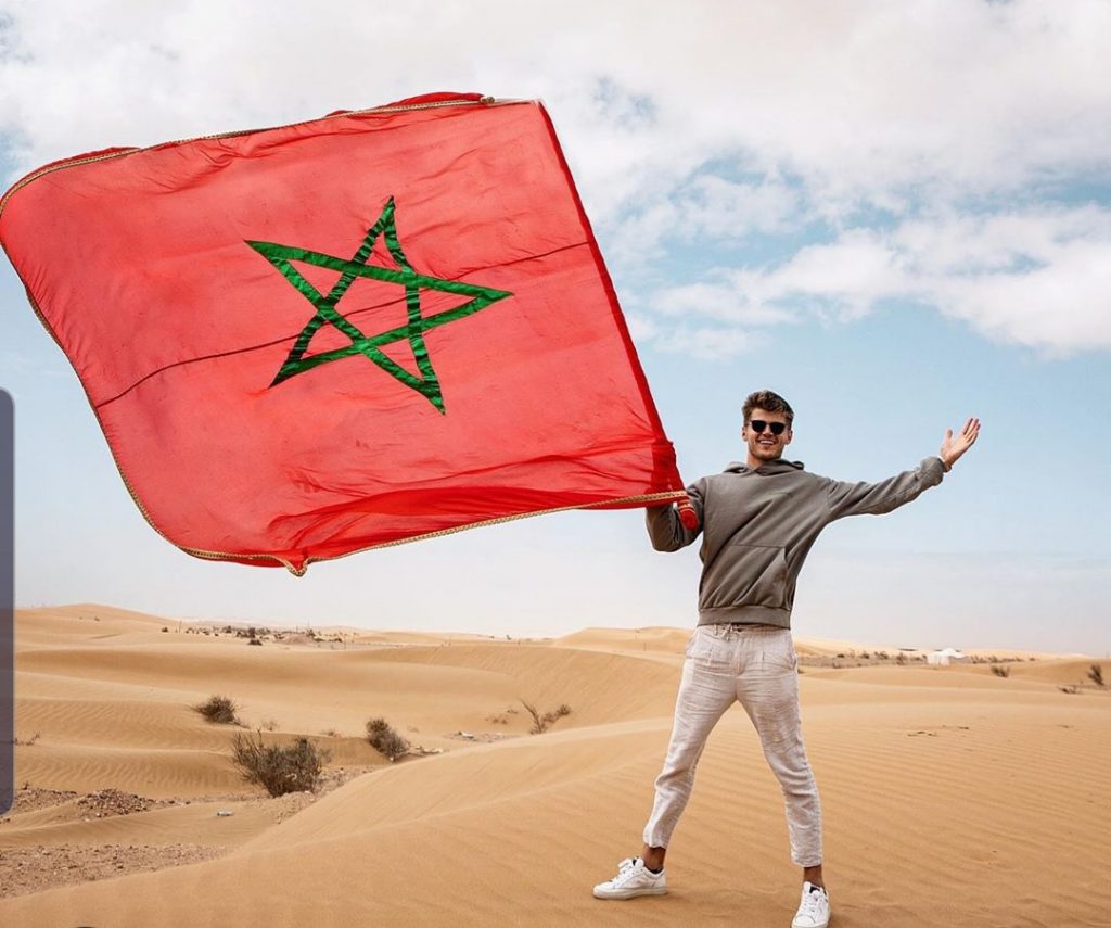 يوتيبور أمريكي يحل بالمغرب ويحمل علم المغرب الصحراء المغربية
