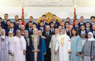 جلالة الملك محمد السادس يكرم والدات لاعبي المنتخب الوطني بصورة تذكارية