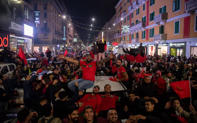       السلطات الإيطالية تعتقل ملثمين هاجموا الجماهير المغربية 