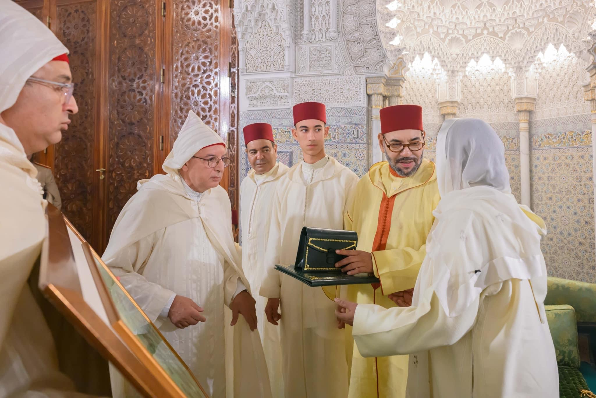 أمير المؤمنين  يترأس حفلاً دينياً في ذكرى المولد النبوي ويسلم جوائز تنويهية