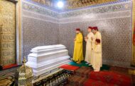 أمير المومنيين يترأس حفلا دينيا إحياء للذكرى 25 لوفاة الراحل الحسن الثاني