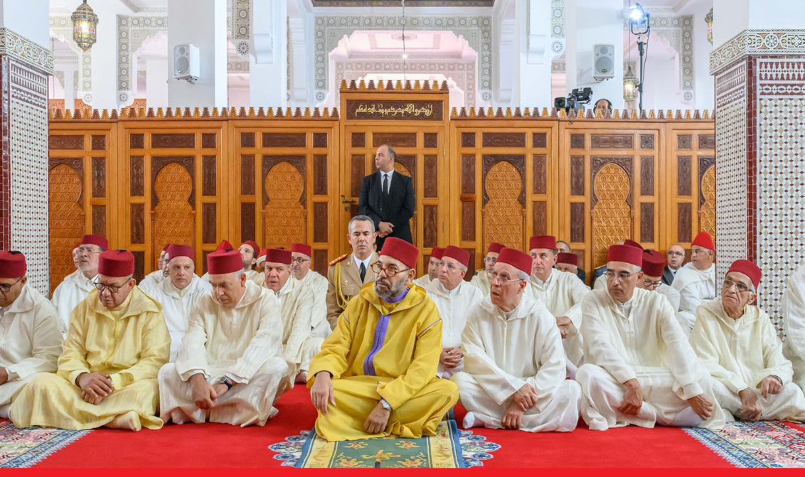 جلالة الملك يؤدي صلاة الجمعة بمسجد الهادي بمدينة سلا