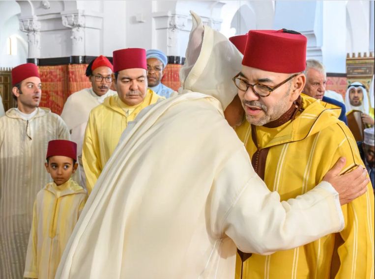 جلالة الملك يؤدي صلاة عيد الفطر بالمسجد المحمدي بالدار البيضاء