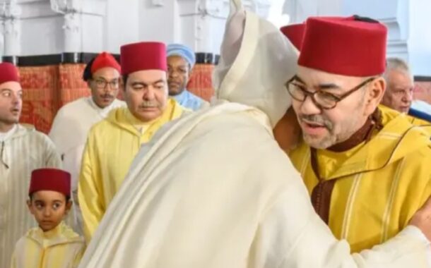 امير المؤمنين الملك محمد السادس يؤدي صلاة عيد الفطر بمسجد أهل فاس بالرباط
