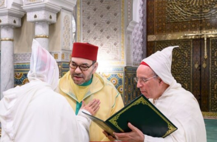 امير المومنين يوصي الحجاج المغاربة  بتمثيل قيم الإسلام المثلى وتجسيد الحضارة العريقة للمغرب. 