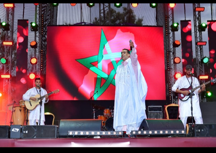 النجم الحساني سعيد الشرادي يغرد بمغربية الصحراء في مهرجان 