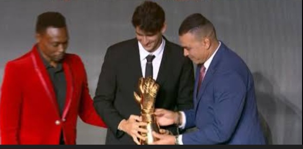 تتويج ياسين بونو حارس مرمى المنتخب المغربي كأفضل حارس مرمى في قارة إفريقيا لسنة 2025
