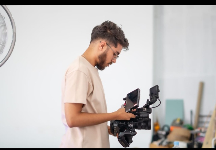 معتز دوسري.. المنتج الموسيقي الذي يحول الصورة إلى سرد فني