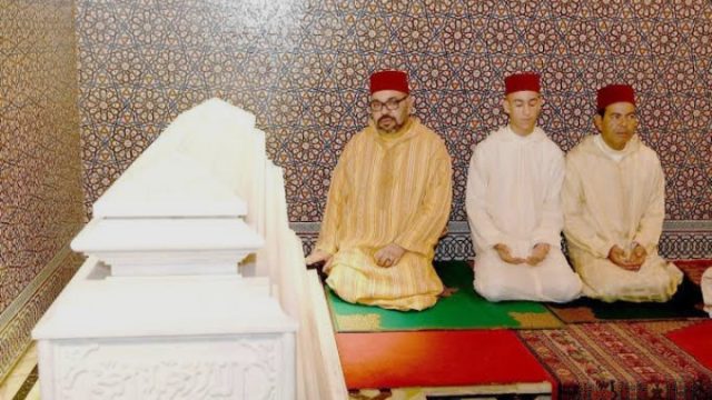 أميرا للمؤمنين، يترأس الحفل الديني الذي سيقام بمناسبة الذكرى الـ28 لوفاة والده الملك الحسن الثاني.