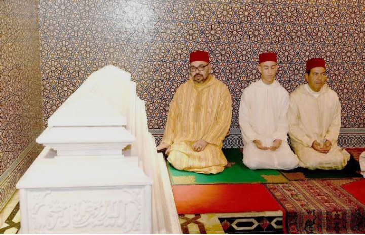 أميرا للمؤمنين، يترأس الحفل الديني الذي سيقام بمناسبة الذكرى الـ28 لوفاة والده الملك الحسن الثاني.
