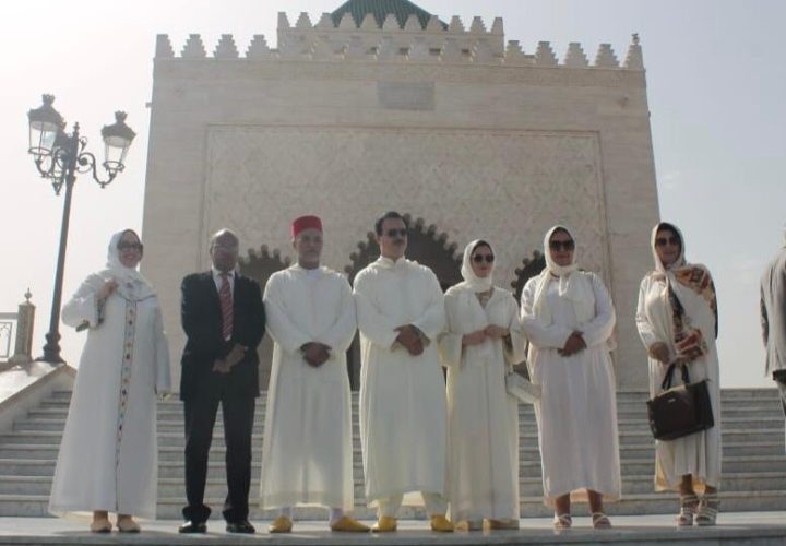وفد عن منظمة التعاون المغربي الأوروبي برئاسة مولاي حفيظ العلوي لمراني يقوم بزيارة إلى ضريح محمد الخامس بالرباط
