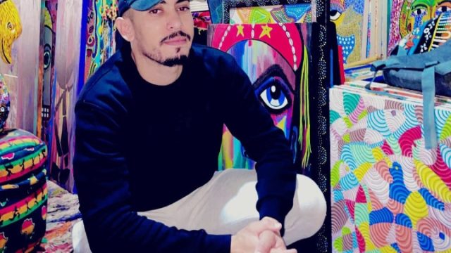محمد لكبير.. فنان يصنع من النقطة والخيال عالماً من الإبداع