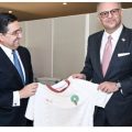 مستشار الرئيس الأمريكي دونالد ترامب ينشر بتسلم قميص المنتخب الوطني المغربي من وزير الخارجية ناصر بوريطة