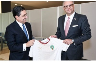 مستشار الرئيس الأمريكي دونالد ترامب ينشر بتسلم قميص المنتخب الوطني المغربي من وزير الخارجية ناصر بوريطة