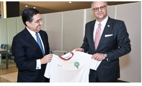 مستشار الرئيس الأمريكي دونالد ترامب ينشر بتسلم قميص المنتخب الوطني المغربي من وزير الخارجية ناصر بوريطة